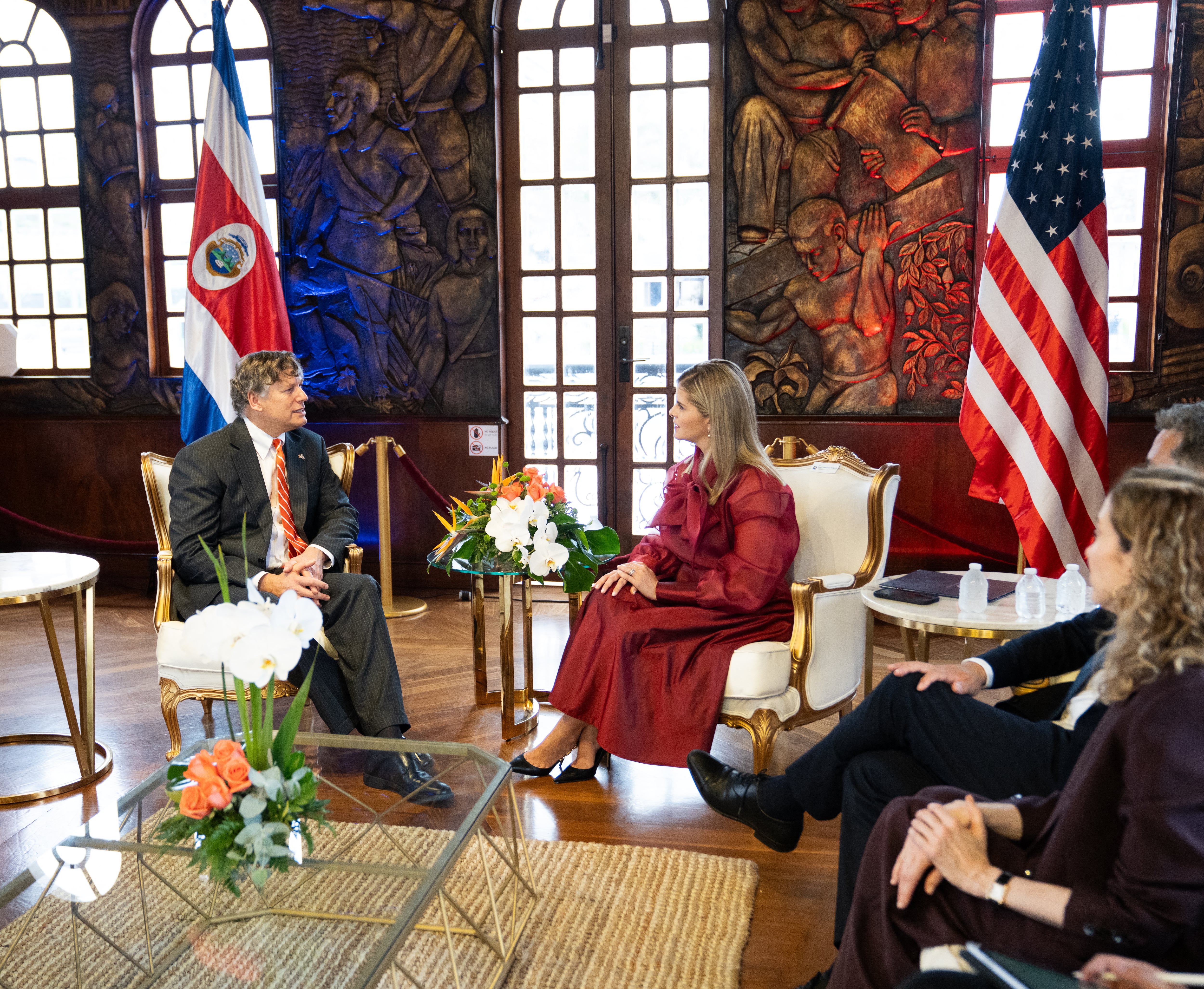 La fotografía distribuida por la Presidencia de Costa Rica muestra al subsecretario de Estado de Estados Unidos, Christopher Landau (izquierda), conversando con la presidenta electa de Costa Rica, Laura Fernández, en el Museo de Arte de Costa Rica en San José, el 7 de mayo de 2026. Laura Fernández tomará posesión como nueva presidenta de Costa Rica el 8 de mayo de 2026. (Photo by Handout / Costa Rican presidency / AFP) / RESTRICTED TO EDITORIAL USE - MANDATORY CREDIT