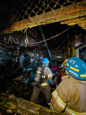 Una jornada marcada por el despliegue de voluntarios y cuerpos de emergencia salvadoreños. El incendio encendió las alarmas, pero la rápida respuesta evitó consecuencias graves. Detalles aún sin aclarar generan incertidumbre (Foto cortesía Cuerpo de Bomberos de El Salvador)