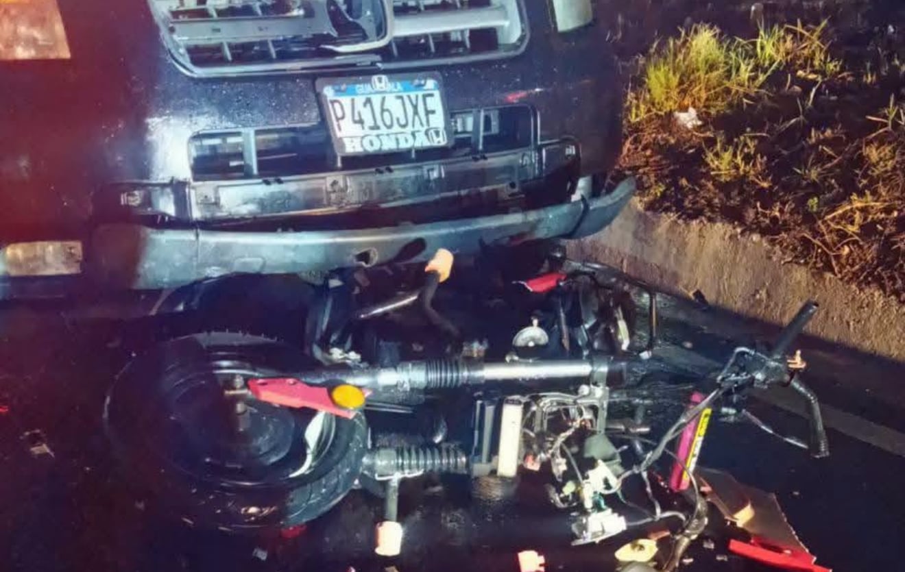 La motorista, Katherine Johana Lima Morales, falleció en Amatitlán tras un choque en la ruta al Pacífico. (Bomberos Municipales)