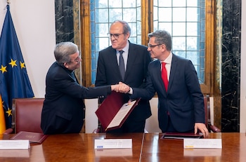 El presidente de la Conferencia Episcopal Española, el defensor del Pueblo, y el ministro de la Presidencia, Justicia y Relaciones con las Cortes, tras la firma del acuerdo. (Alberto Ortega/Europa Press vía AP)