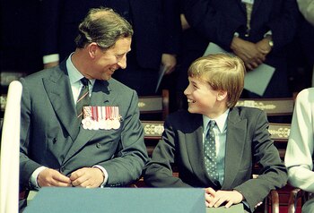 Carlos creció con padres distantes