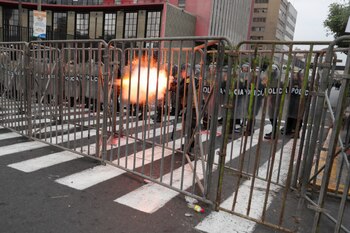 Los policías tratan de cubrirse