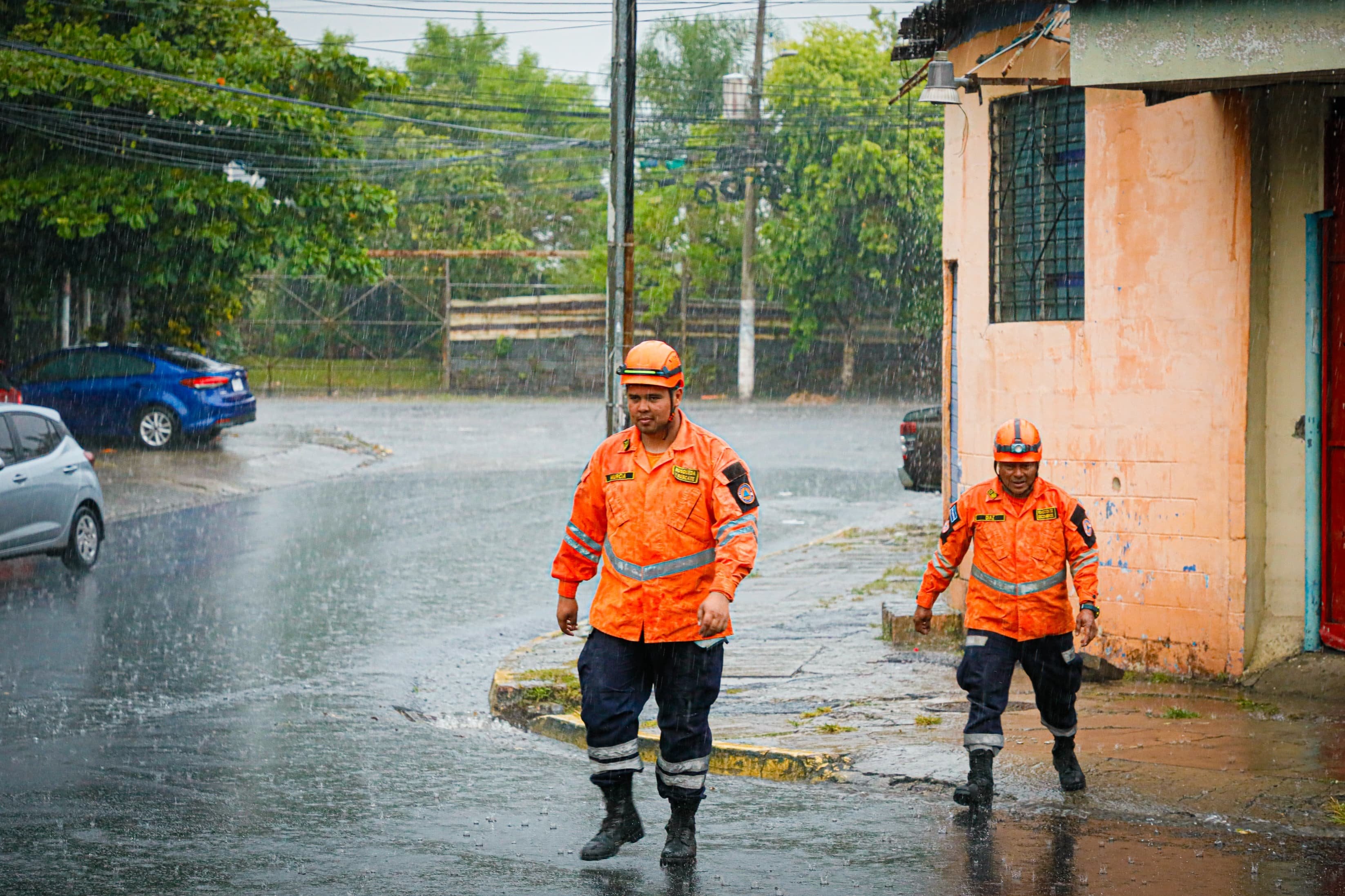 El Ministerio de Medio Ambiente advirtió que las tormentas avanzaron hacia el suroeste y mantuvieron bajo riesgo a la capital y la zona paracentral. (Cortesía: Protección Civil)