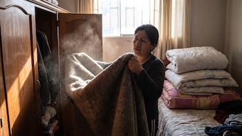 Invierno 2026: usar frazadas guardadas durante meses puede causar alergias y afectar los pulmones, según médicos