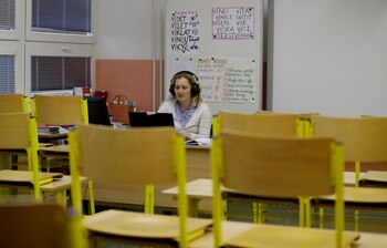 Una profesora da clase desde