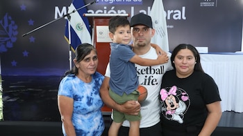 Las familias salvadoreñas reciben el apoyo de las remesas enviadas por migrantes que participan en contratos laborales en el extranjero./ (Redes Prensa Ministro de Trabajo)