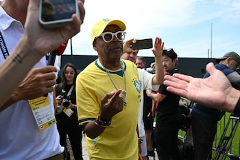 Spike Lee, invitado por la CBF, observó el entrenamiento desde una tribuna reservada para los patrocinadores de la selección brasileña (AFP)