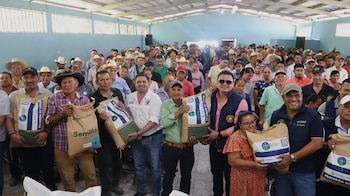 Los productores en municipios bajo alerta roja también podrán recibir apoyo si cuentan con riego, pozos o sistemas de cosecha de agua.