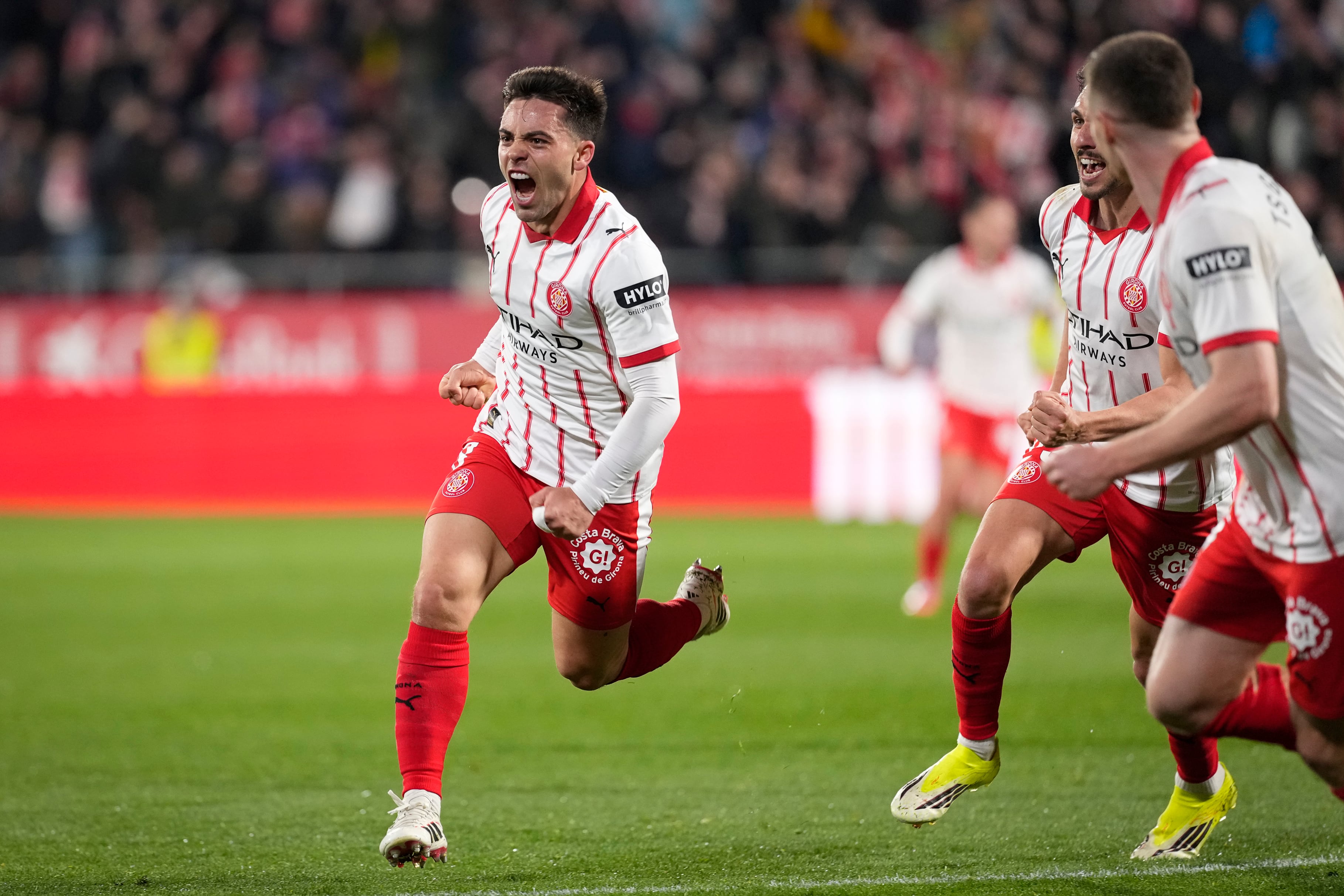 El centrocampista del Girona Fran Beltrán (i) celebra el segundo gol de su equipo durante el partido de LaLiga de fútbol que Girona FC y FC Barcelona disputan este lunes en el estadio de Moltilivi. EFE/David Borrat.