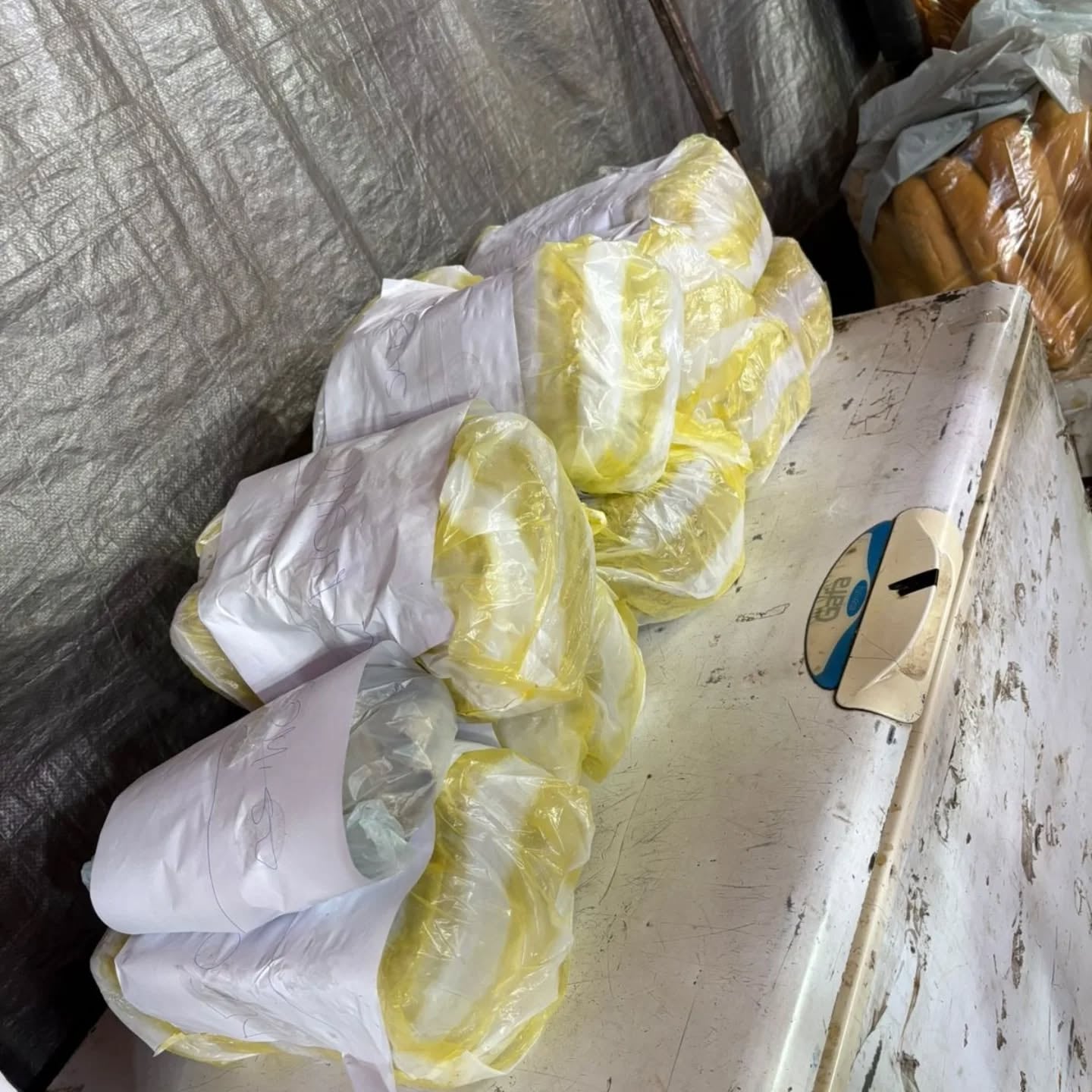 Desbarataron el puesto de un tucumano que intentó vender sándwiches con milanesas hechas de papel higiénico y cartón