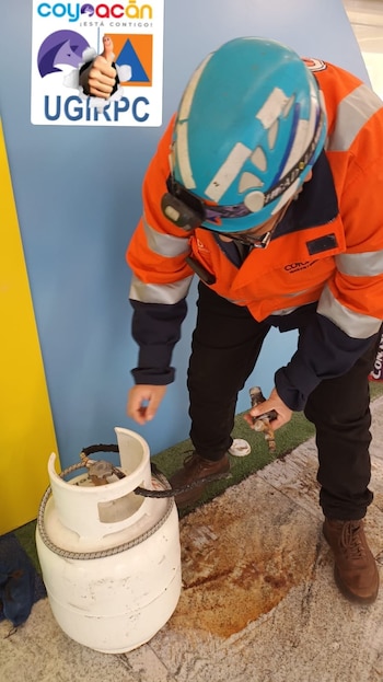 El extintor habría provocado la nube de humo, y no el propio tanque de gas.
X: @CronicasLDN