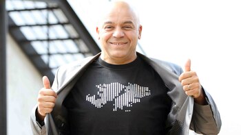 Fabio Santana muestra orgulloso una