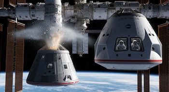 Estación Espacial Internacional con una cápsula espacial gris que expulsa escombros, junto a una nave Crew Dragon con dos astronautas en su interior, sobre la Tierra.