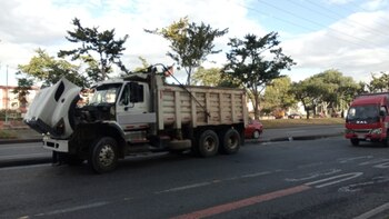 Una volqueta se encuentra varada