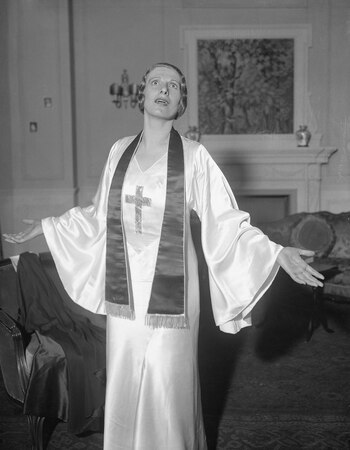 Aimee Semple McPherson vestida para