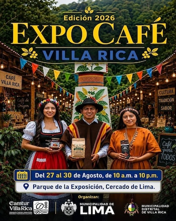 Afiche publicitario con tres personas en vestimenta tradicional sosteniendo productos locales en una feria artesanal con decoración festiva