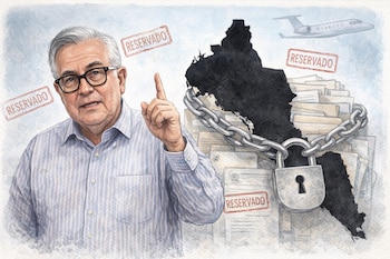 Caricatura de Rubén Rocha Moya señalando, con el mapa de Sinaloa encadenado y con candado, documentos detrás y sellos de 'reservado', y un avión privado al fondo.