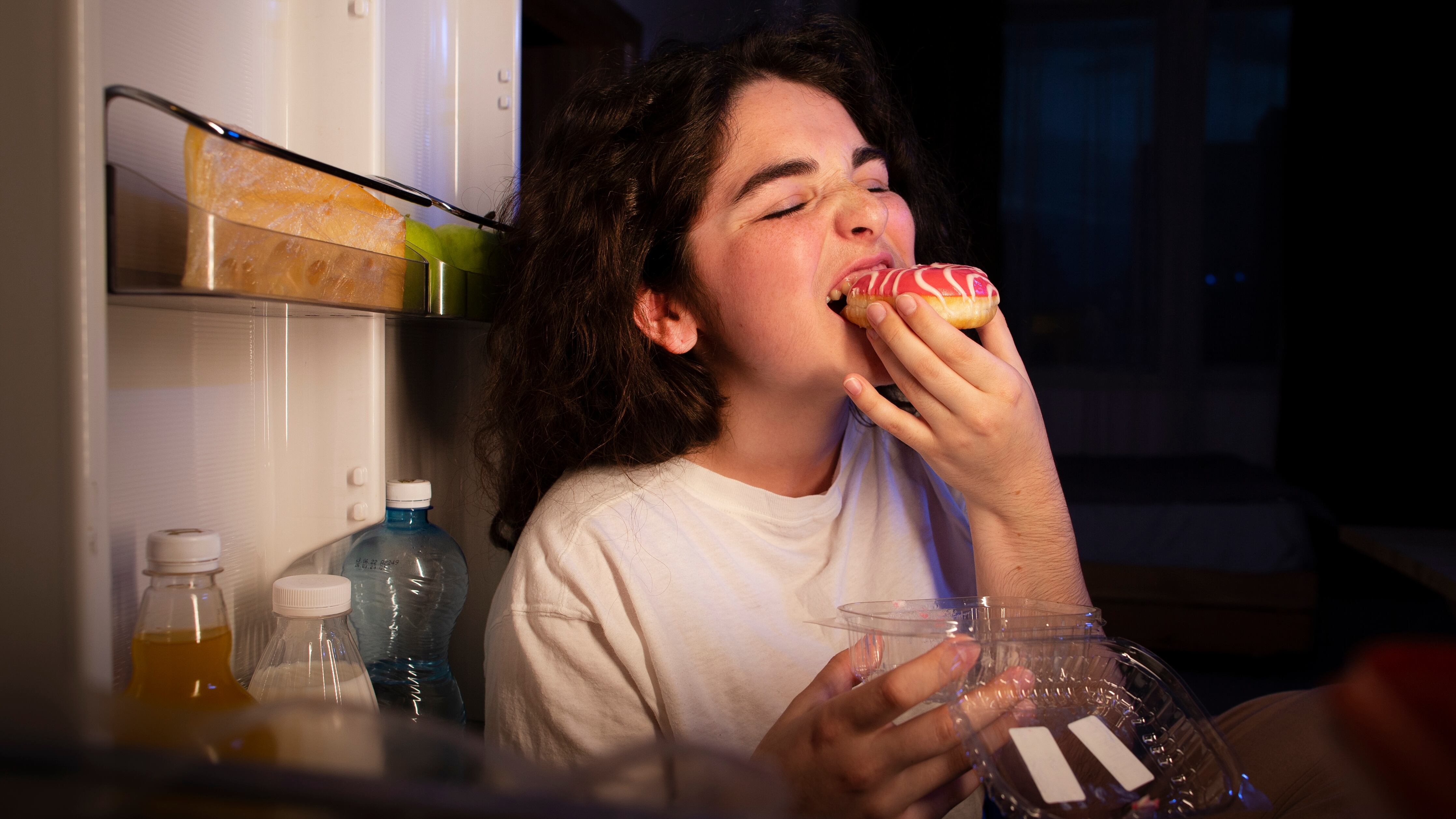 Los antojos nocturnos suelen estar relacionados con hábitos alimenticios y señales emocionales, según expertos en nutrición (Freepik)