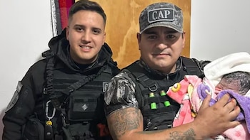 Córdoba: una mujer estaba por dar a luz en su casa, llamó a emergencias y la policía la asistió en el parto