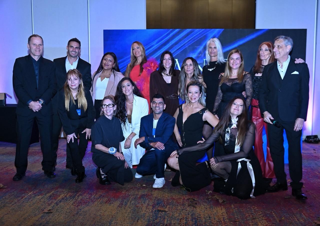 Todos los diseñadores y el equipo de producción de la gala “Winter Glow Runway”