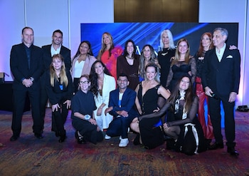 Todos los diseñadores y el equipo de producción de la gala “Winter Glow Runway”