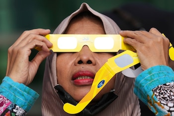 Algunas instituciones regalarán lentes para