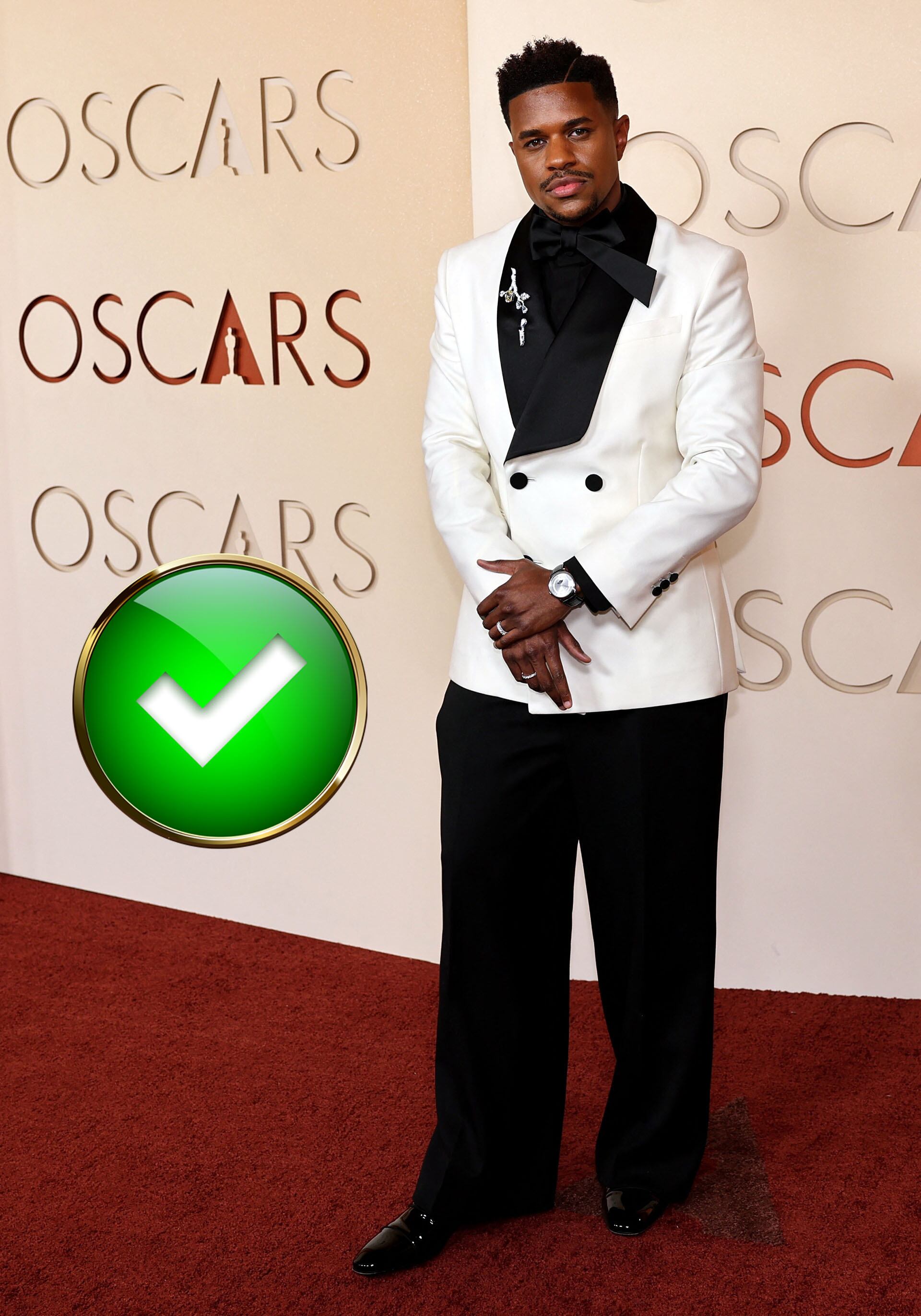 Jeremy Pope optó por un esmoquin blanco con solapas negras, camisa negra y moño voluminoso, logrando un estilo juvenil y moderno