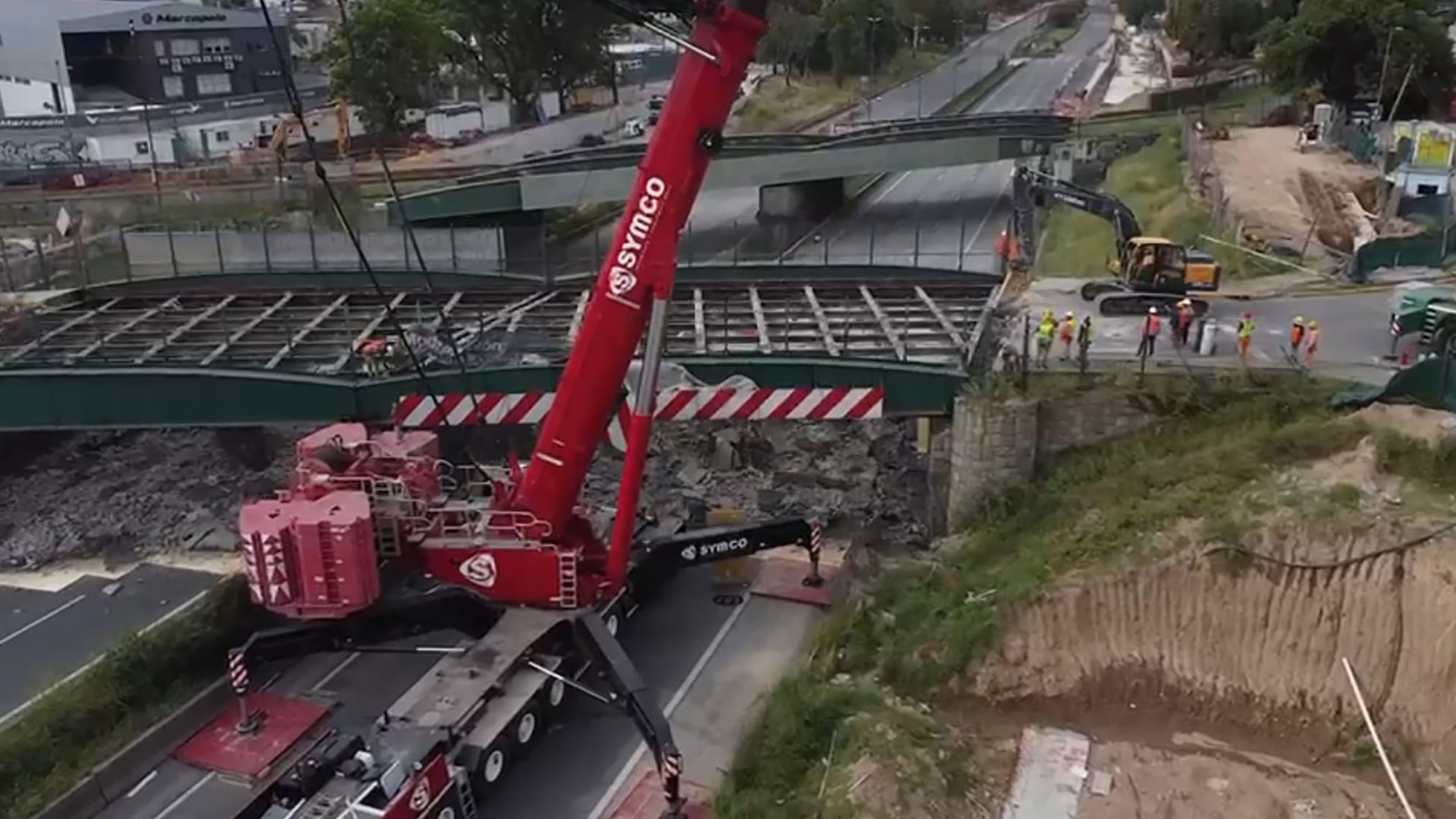 La construcción del puente ferroviario en la Autopista Dellepiane