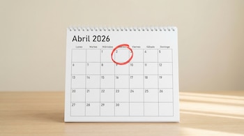Calendario de escritorio de espiral abierto en el mes de abril de 2026. El día jueves 2 está resaltado con un círculo rojo. El calendario tiene 30 días.