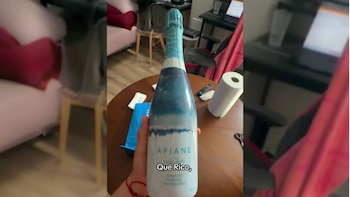 Una vecina española de Málaga dejó un vino blanco malagueño en la puerta de sus vecinos argentinos después de la final y el gesto se volvió viral (Captura de video)