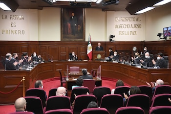 CIUDAD DE MÉXICO, 02DICIEMBRE2021.- El pleno de la Suprema Corte de Justicia de la Nación (SCJN) despidió al ministro José Fernando Franco González Salas, quien entra en situación de retiro. El ministro presidente Arturo Zaldívar le entregó un reconocimiento por su desempeño en el máximo tribunal de justicia del país.
FOTO: SCJN/CUARTOSCURO.COM