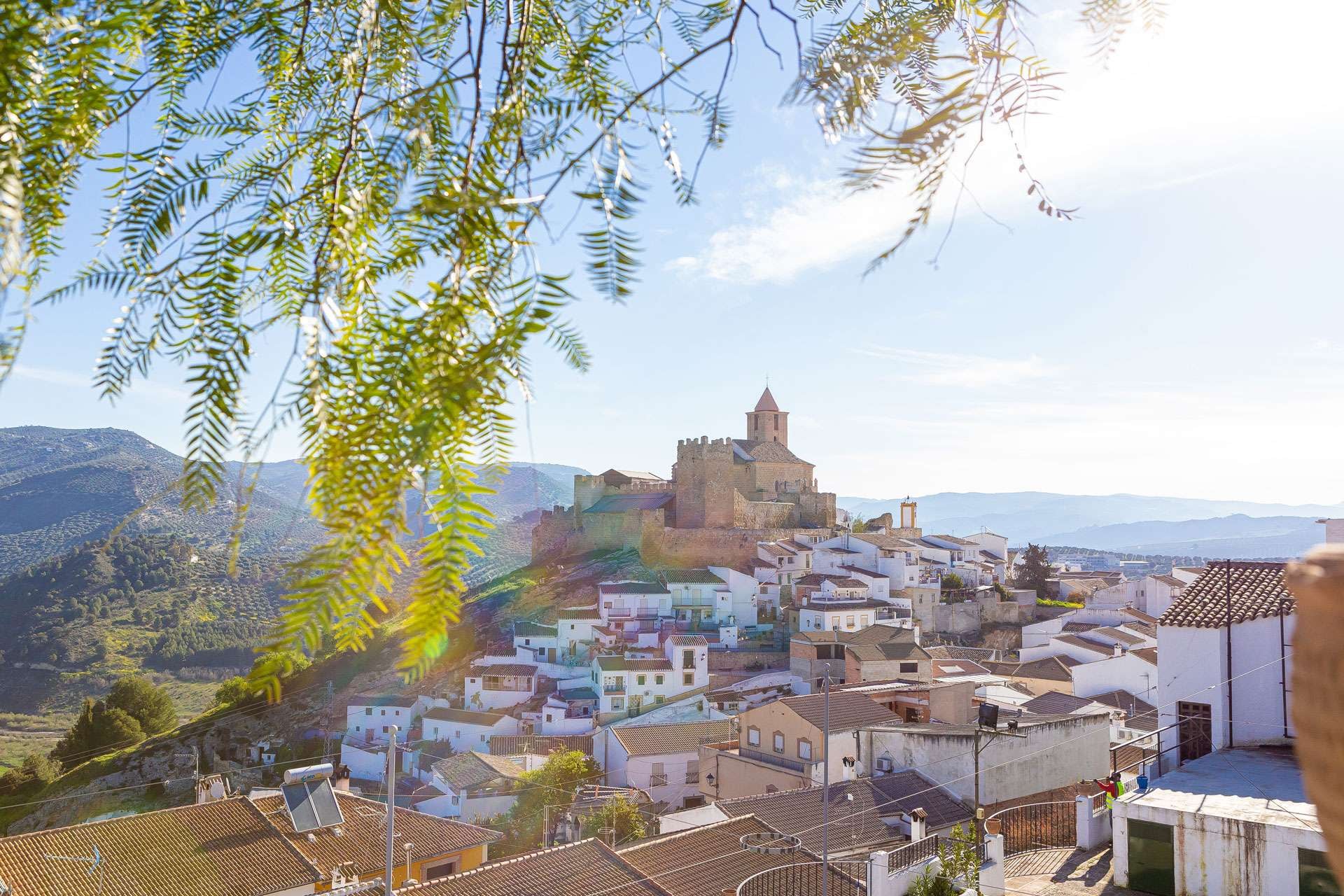 Vistas al castillo de Iznájar, Córdoba, desde el mirador Cruz de San Pedro (Turismo de la Subbetica)