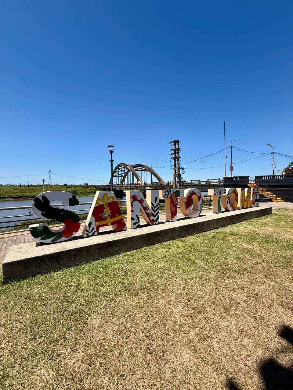 El icónico cartel de bienvenida a Santo Tomé (Infobae)