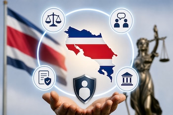 Manos sostienen el mapa de Costa Rica rodeado por iconos judiciales, con la bandera costarricense y la estatua de la justicia al fondo.