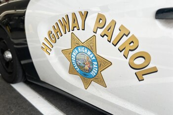 La Patrulla de Carreteras de California informó que el conductor perdió el control del sedán antes de salir de la carretera y precipitarse por el acantilado (Captura de video)