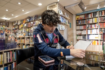 Bruno Pinasco firmando un autógrafo en una libreria de Lima.