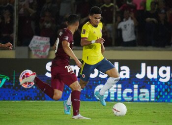 Soccer Football - World Cup - South American Qualifiers - Venezuela v Colombia - Estadio Cachamay, Ciudad Guayana, Venezuela - March 29, 2022 Colombia's Luis Diaz in action with Venezuela's Ronald Hernandez REUTERS/Manaure Quintero