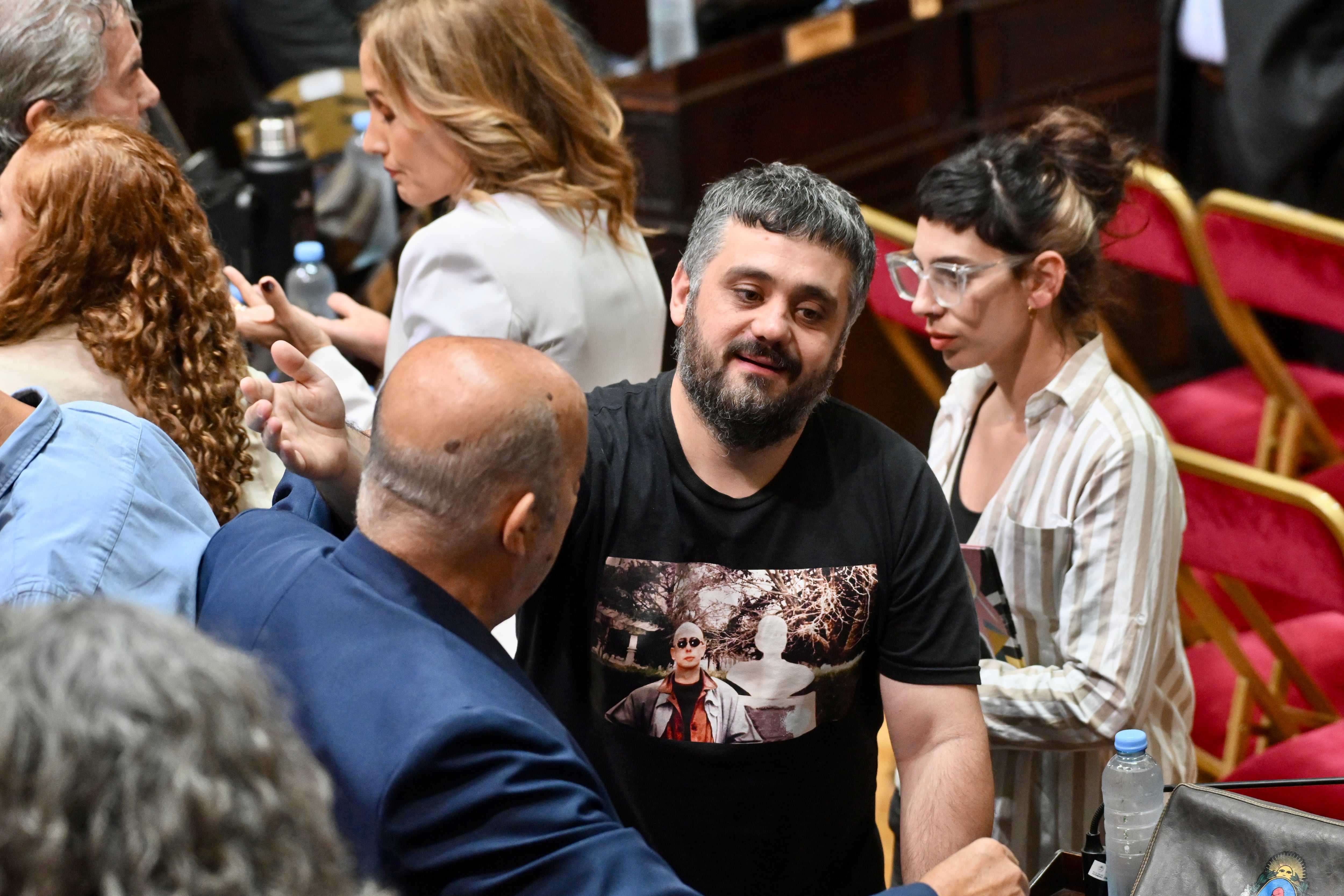 Con una remera del Indio Solari, Facundo Tignanelli ya está en la Legislatura