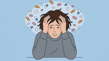Ilustración de una persona con cabello oscuro, manos en la cabeza y expresión de angustia. Flotan a su alrededor pastillas de colores blanco, naranja, azul y rosa