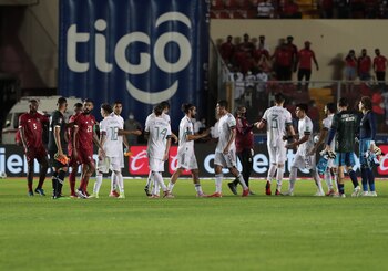 Soccer Football - World Cup - CONCACAF Qualifiers - Panama v Mexico - Estadio Rommel Fernandez, Panama City, Panama - September 8, 2021 Players shake hands after the match REUTERS/Erick Marciscano