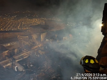 Autoridades continúan sin emitir un comunicado oficial sobre la causa del incendio, manteniendo a la comunidad de Carpinelo a la expectativa de medidas y apoyos estatales - crédito @DAGRDMedellin/X