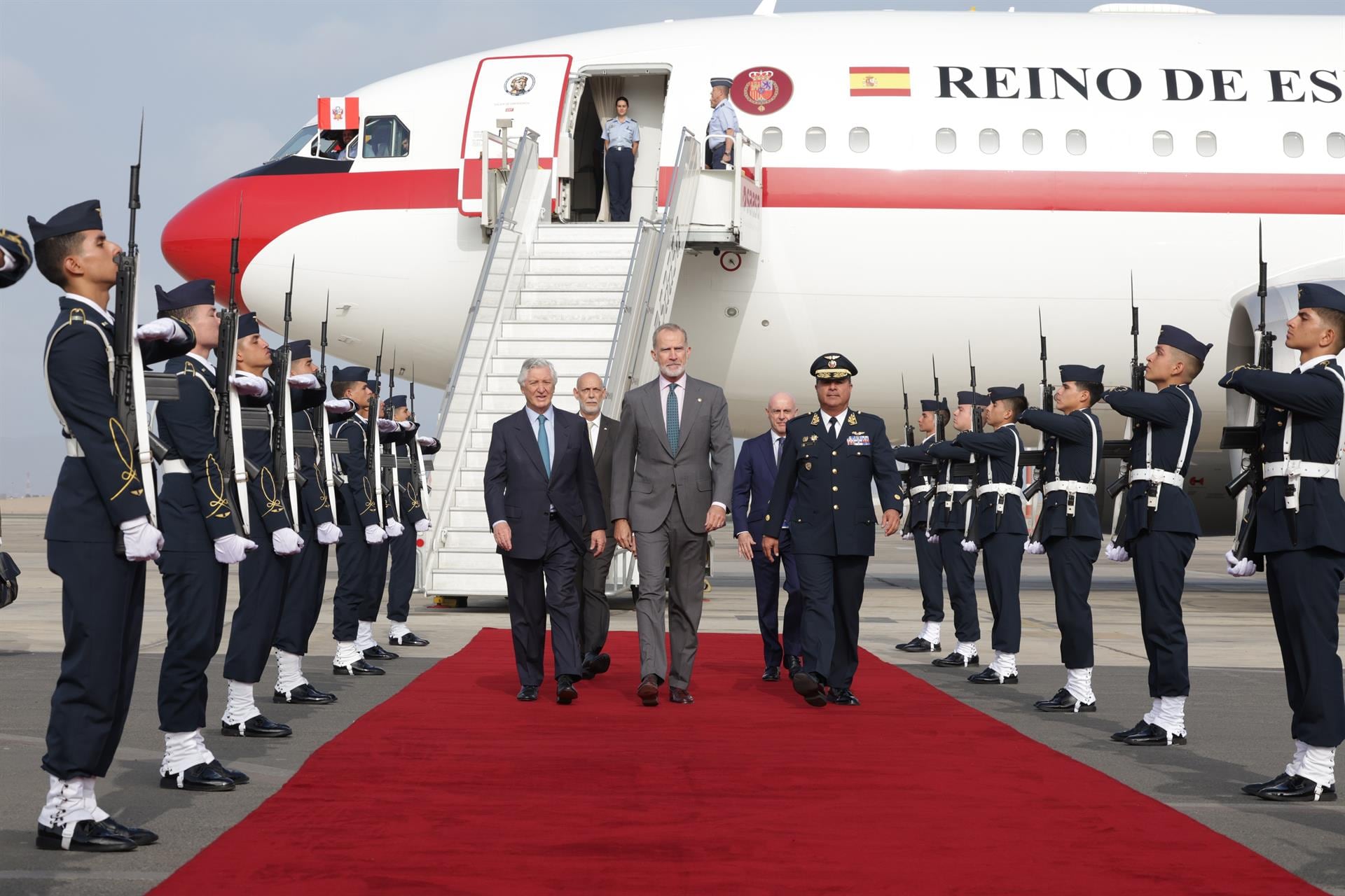 Felipe VI se reúne con el presidente de Paraguay durante su viaje a Perú por la toma de posesión de Keiko Fujimori