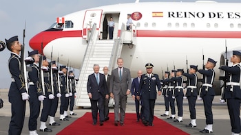 Felipe VI se reúne con el presidente de Paraguay durante su viaje a Perú por la toma de posesión de Keiko Fujimori