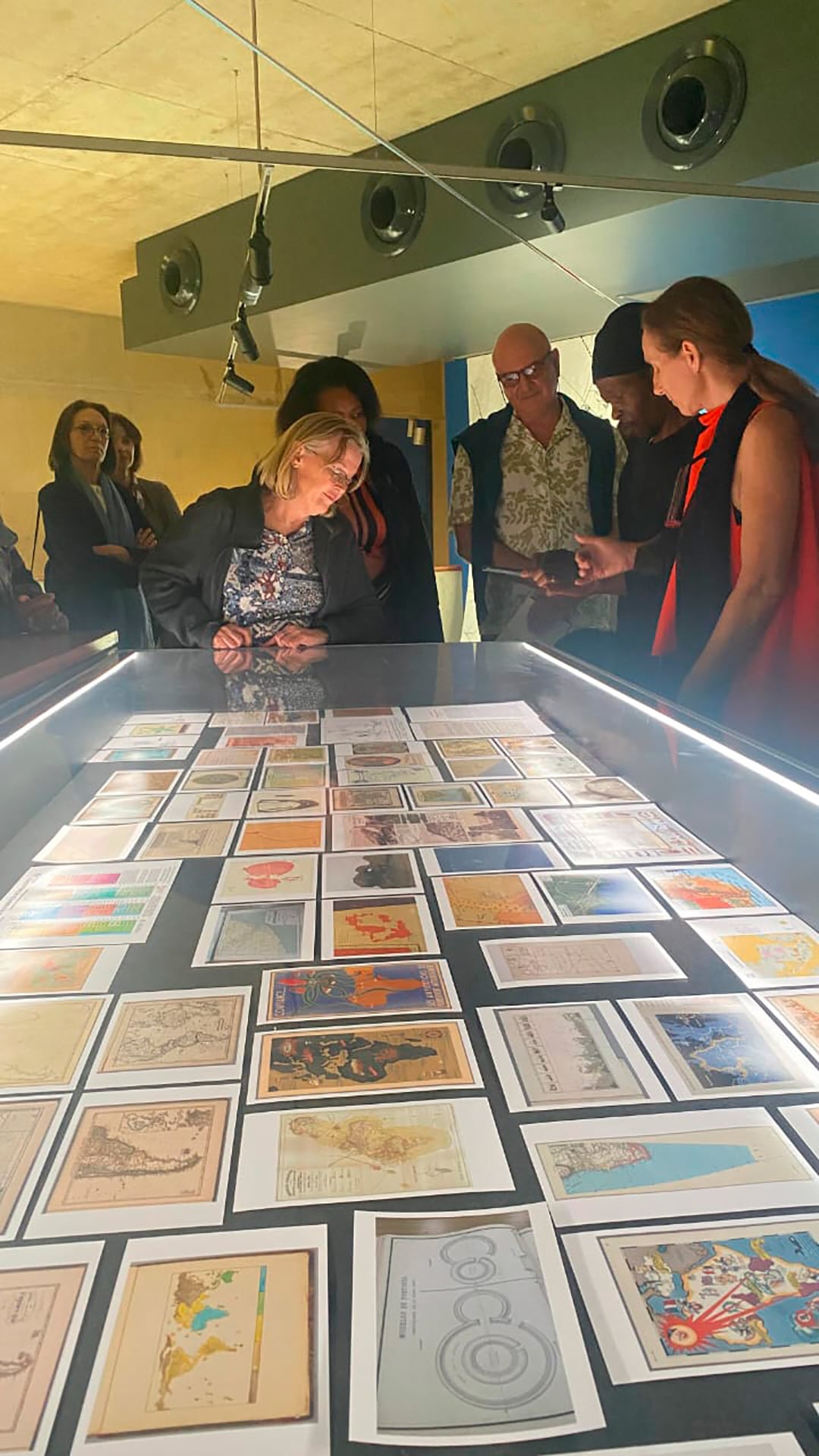 Vitrinas con fotos impresas de archivos y ediciones personales