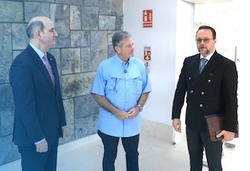 Desde la izquierda, los ministros Felipe Chapman, Juan Carlos Navarro y Julio Moltó, miembros de la comisión interministerial encargada de presentar una recomendación al Ejecutivo para definir el futuro de la mina de cobre. (MEF)