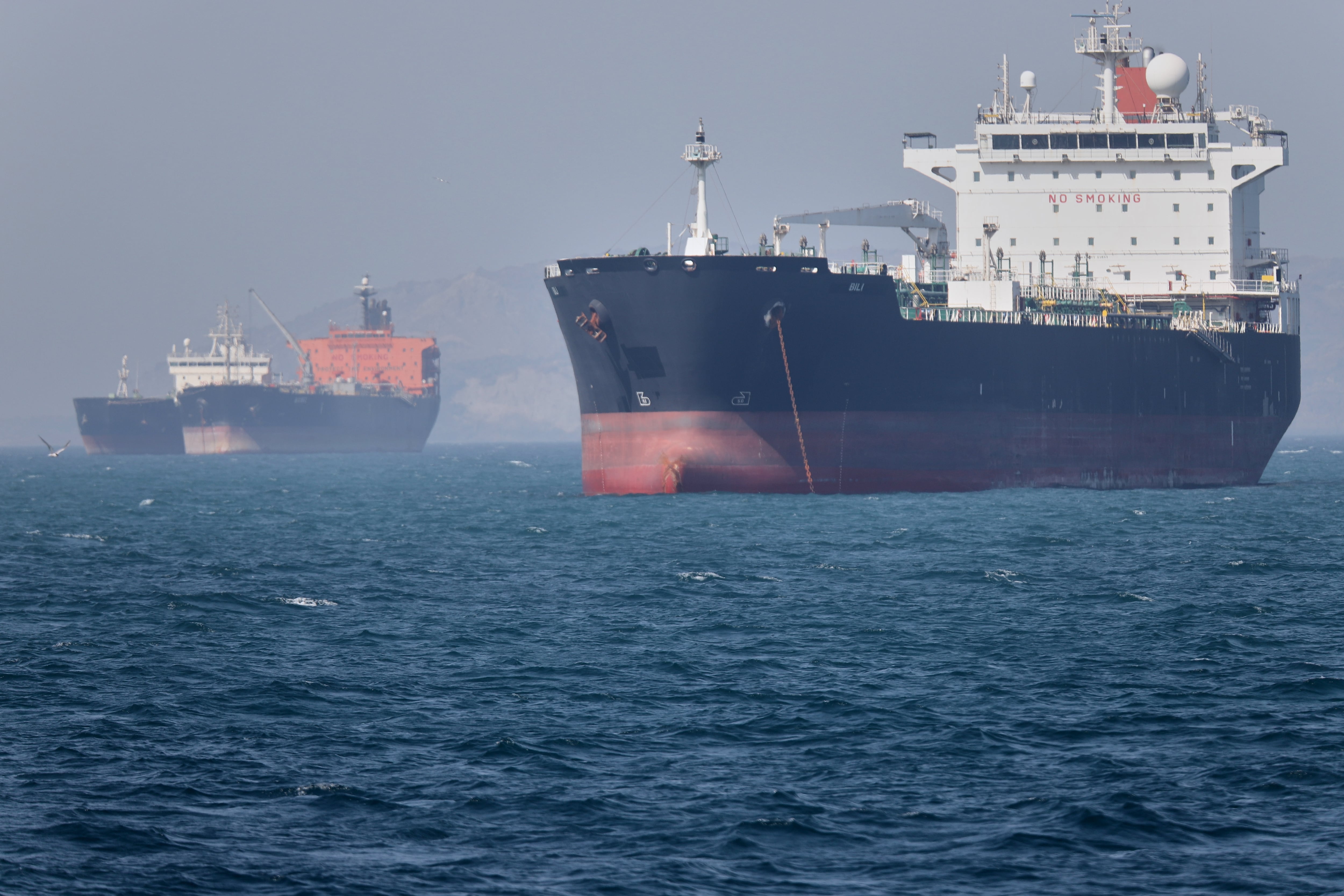 Petroleros anclados en el estrecho de Ormuz, frente a Bandar Abbas, Irán, el sábado 2 de mayo de 2026. (Amirhosein Khorgooi/ISNA vía AP)