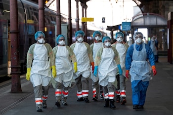 Personal médico en una estación