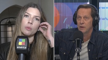 Pantalla dividida con una mujer sosteniendo un micrófono a la izquierda y un hombre con auriculares frente a un micrófono a la derecha.