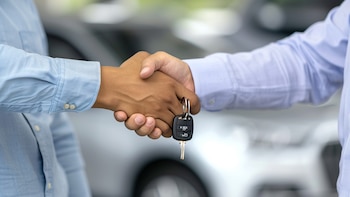 Ofrecen carros usados desde $12