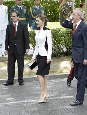 En 2016, la reina Letizia eligió un look con efecto fit que captó todos los focos, pues nunca había llevado nada similar. Destacó especialmente la chaqueta blanca de Felipe Varela, con detalles negros en los costados que afinaban visualmente la cintura. Combinó esta prenda con una falda negra de silueta 'A', también diseñada por Varela. El conjunto se completó con un top lencero con detalles de guipur, un bolso de mano rígido bicolor y salones en tono neutro. Para iluminar su rostro, Letizia optó por pendientes colgantes de perlas en forma de lágrimas.